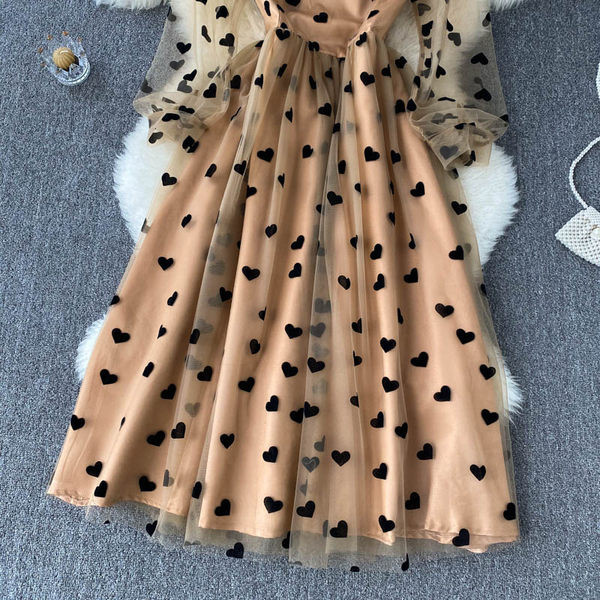 Szívből készült modern női ruha tüllből