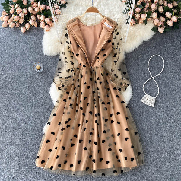 Szívből készült modern női ruha tüllből