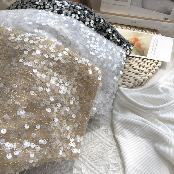 Fényes női szoknya flitterekkel, magas derékkal