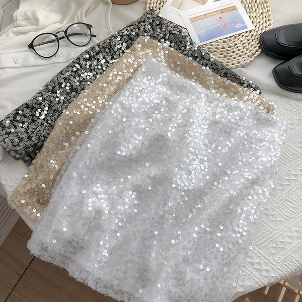 Fényes női szoknya flitterekkel, magas derékkal