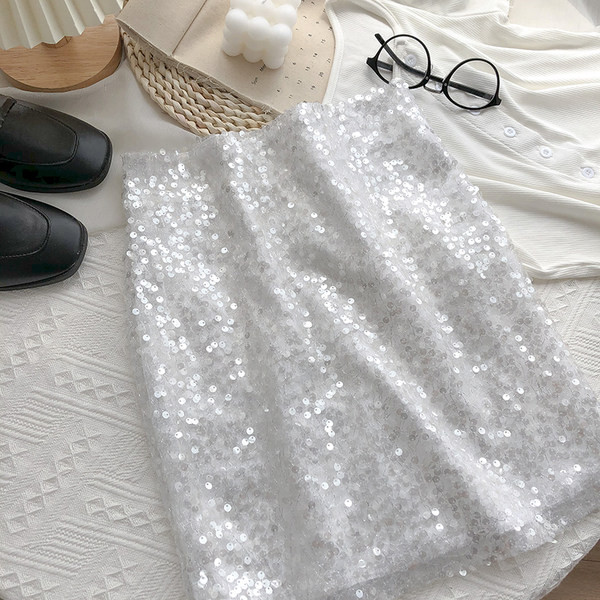 Fényes női szoknya flitterekkel, magas derékkal