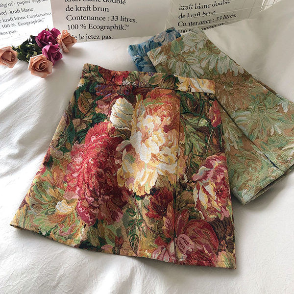 Színes női szoknya magas derékkal, virágos motívumokkal