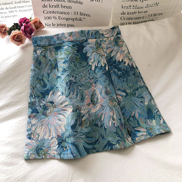 Színes női szoknya magas derékkal, virágos motívumokkal