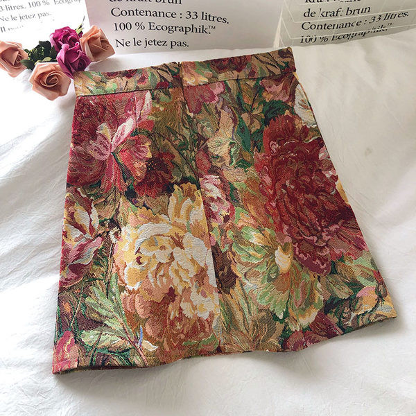 Színes női szoknya magas derékkal, virágos motívumokkal