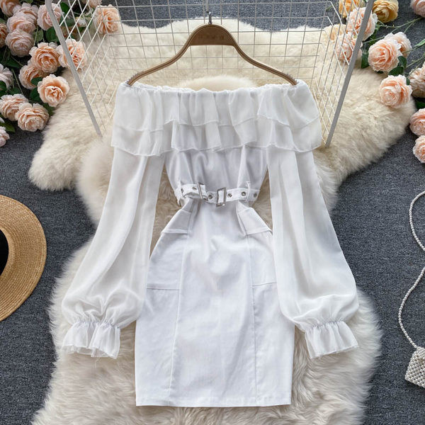 Modern női ruha csupasz vállakkal és övvel a derekán