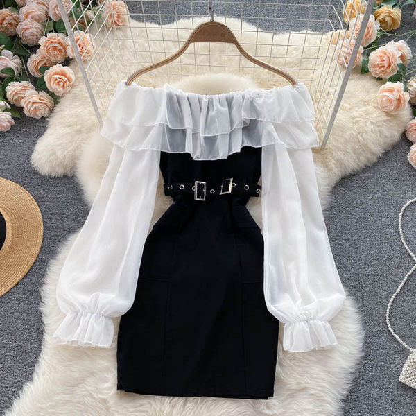 Modern női ruha csupasz vállakkal és övvel a derekán