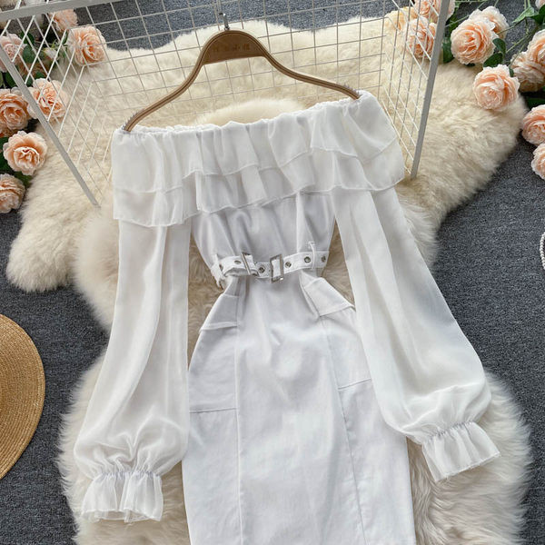 Modern női ruha csupasz vállakkal és övvel a derekán