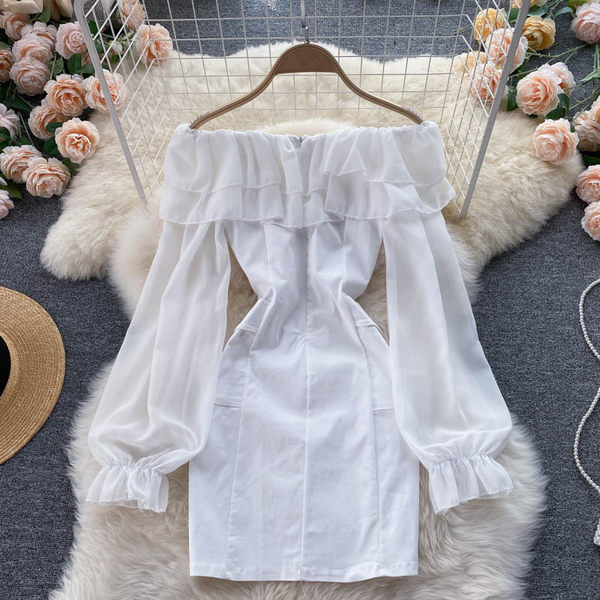 Modern női ruha csupasz vállakkal és övvel a derekán