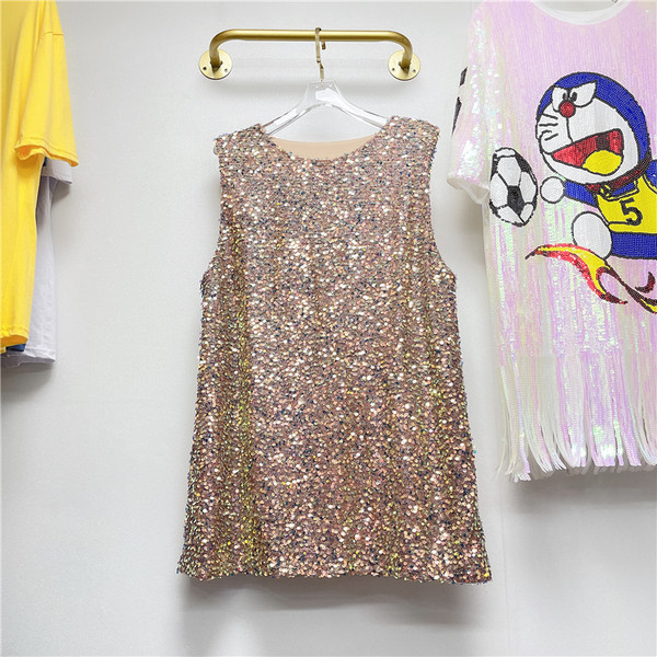 Új modell női ruha ovális nyakkivágással és flitterekkel