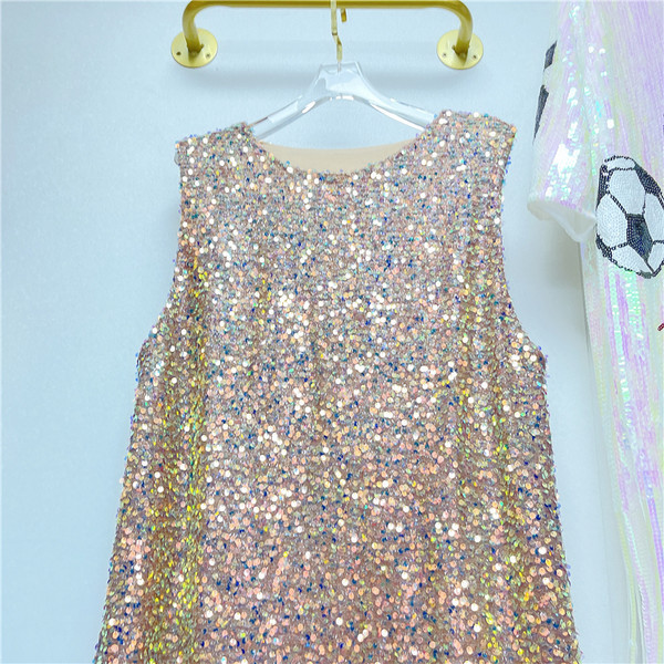 Új modell női ruha ovális nyakkivágással és flitterekkel