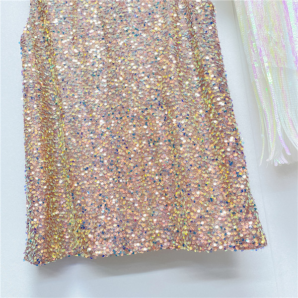 Új modell női ruha ovális nyakkivágással és flitterekkel