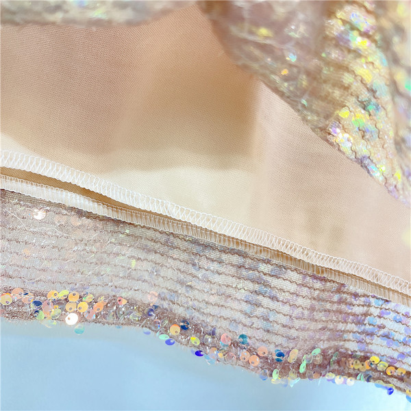 Új modell női ruha ovális nyakkivágással és flitterekkel