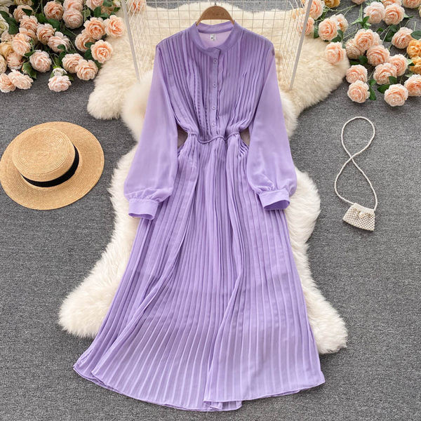 Redős női ruha alacsony gallérral és gombokkal