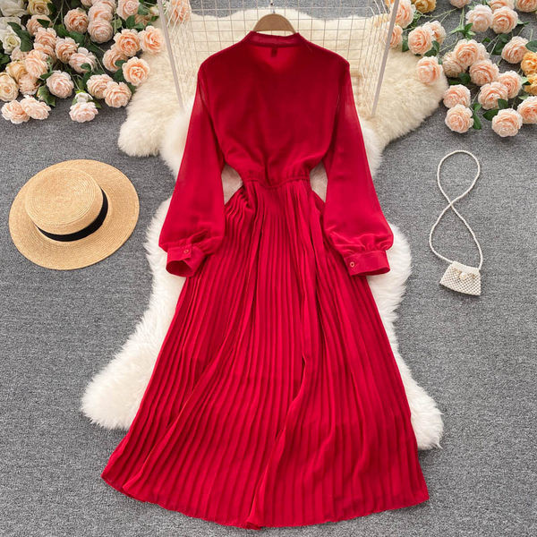 Redős női ruha alacsony gallérral és gombokkal