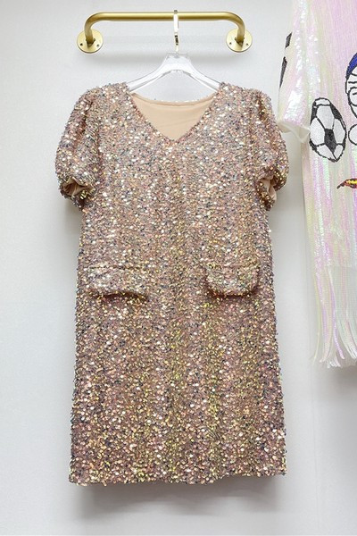 Modern, egyenes női ruha flitterekkel és spitz nyakkivágással