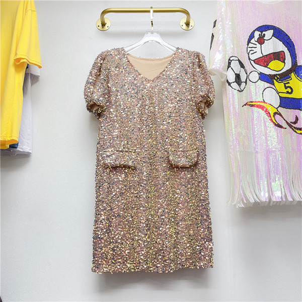 Modern, egyenes női ruha flitterekkel és spitz nyakkivágással