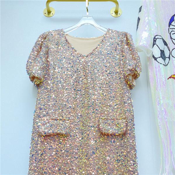 Modern, egyenes női ruha flitterekkel és spitz nyakkivágással