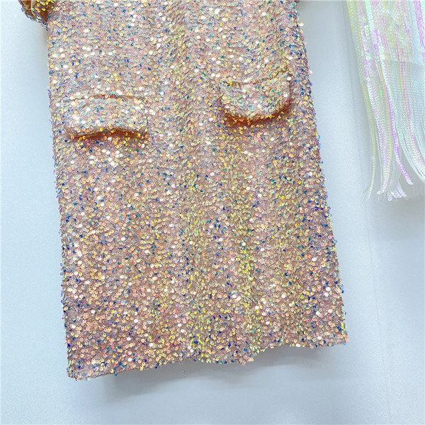 Modern, egyenes női ruha flitterekkel és spitz nyakkivágással