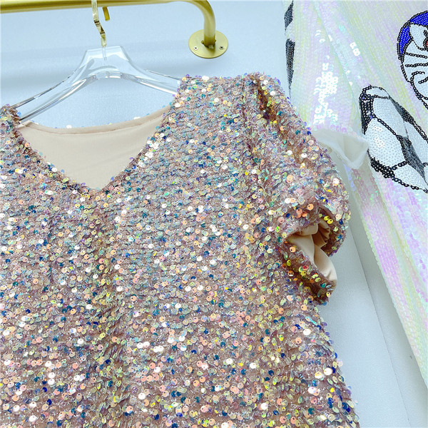 Modern, egyenes női ruha flitterekkel és spitz nyakkivágással