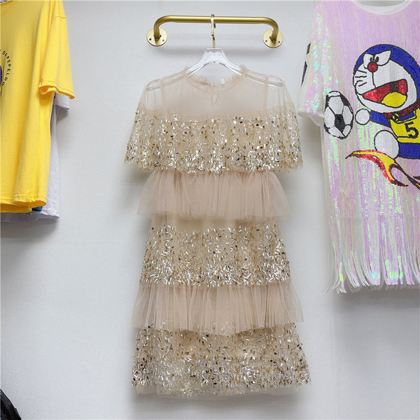 Formális női ruha ovális nyakkivágással és rövid ujjakkal