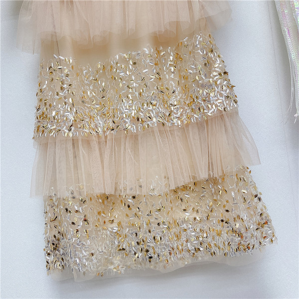 Formális női ruha ovális nyakkivágással és rövid ujjakkal