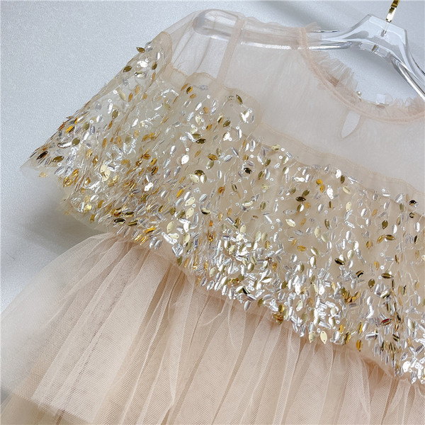 Formális női ruha ovális nyakkivágással és rövid ujjakkal