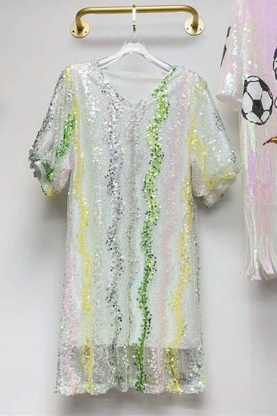 Modern női ruha spitz nyakkivágással és flitterekkel