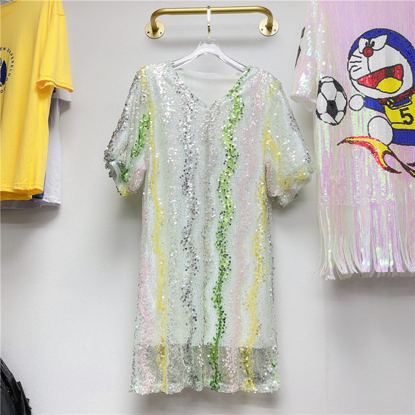 Modern női ruha spitz nyakkivágással és flitterekkel