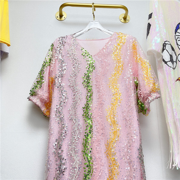 Modern női ruha spitz nyakkivágással és flitterekkel