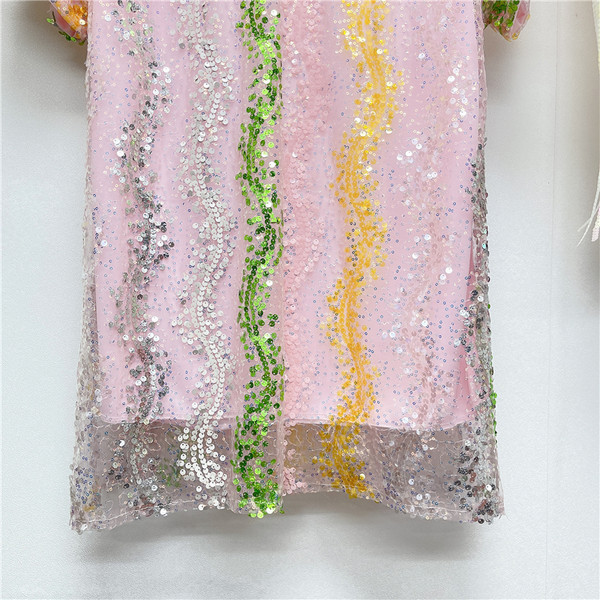 Modern női ruha spitz nyakkivágással és flitterekkel