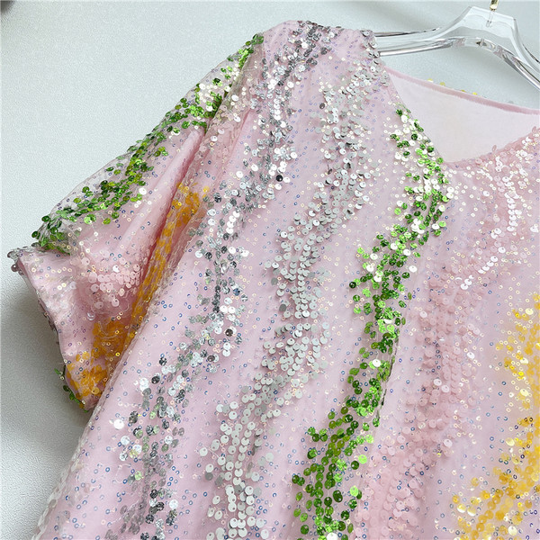 Modern női ruha spitz nyakkivágással és flitterekkel