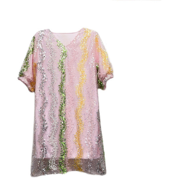 Modern női ruha spitz nyakkivágással és flitterekkel