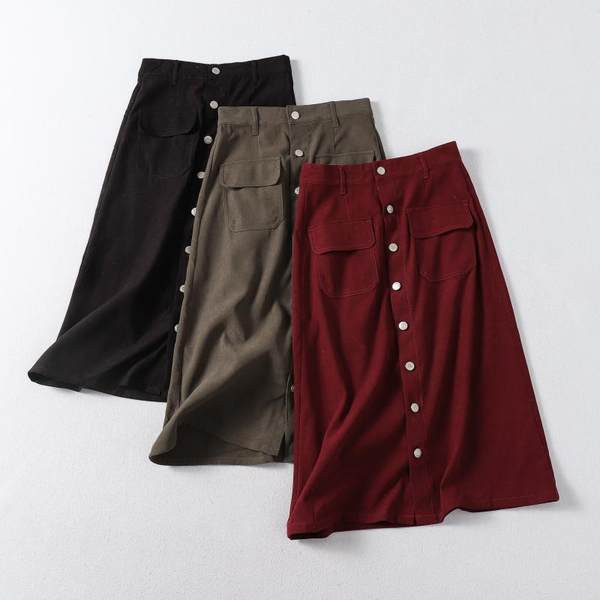 Hosszú szoknya gombokkal és zsebekkel