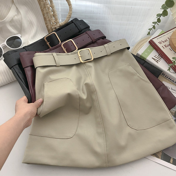 Női bőrszoknya övvel és zsebekkel