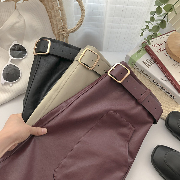 Női bőrszoknya övvel és zsebekkel