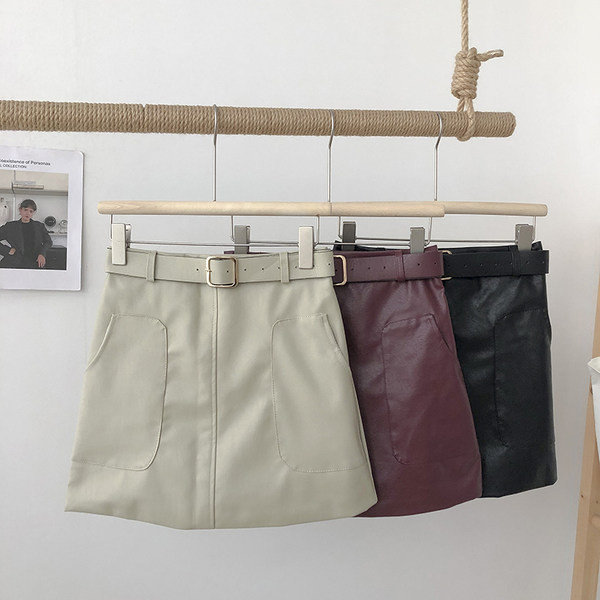 Női bőrszoknya övvel és zsebekkel