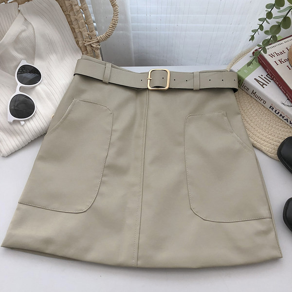 Női bőrszoknya övvel és zsebekkel