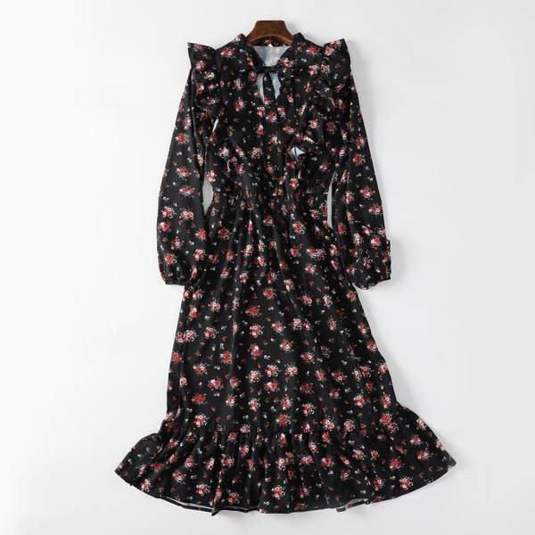 Hosszú ruha virágmintával és fürtökkel