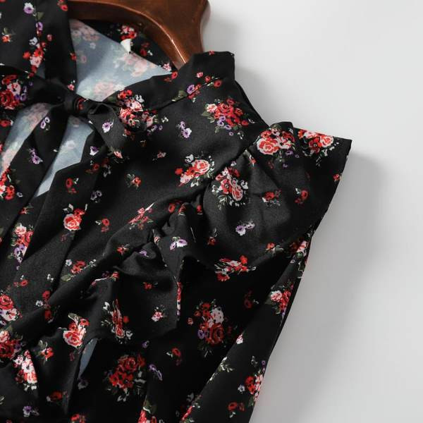 Hosszú ruha virágmintával és fürtökkel