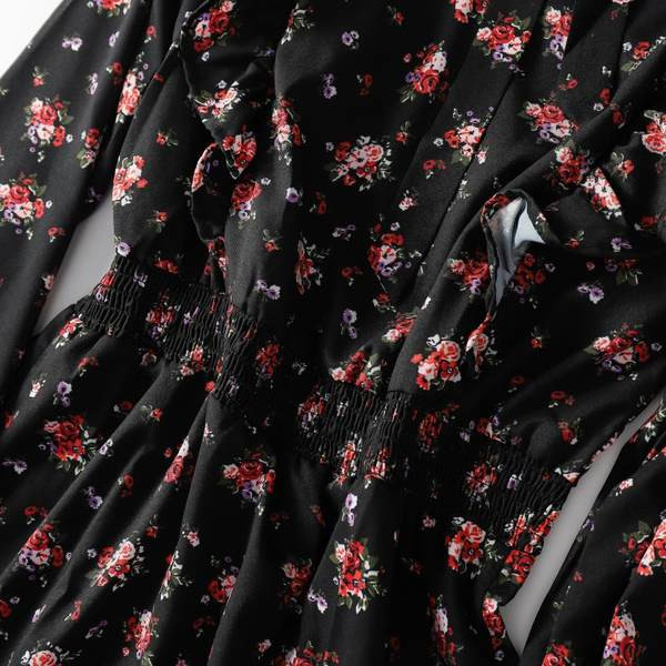 Hosszú ruha virágmintával és fürtökkel