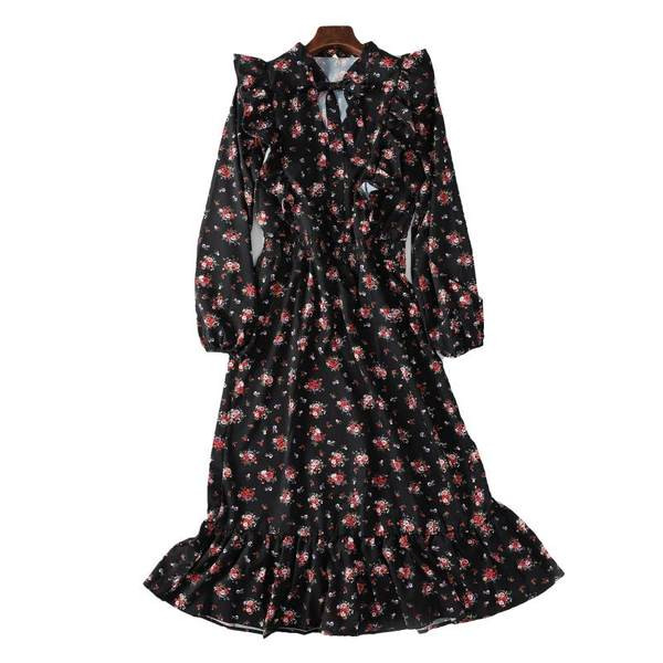 Hosszú ruha virágmintával és fürtökkel