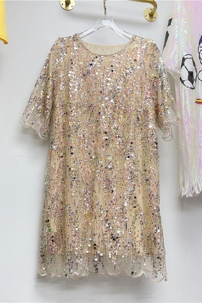 Egyenes modell női ruha ovális nyakkivágással és flitterekkel