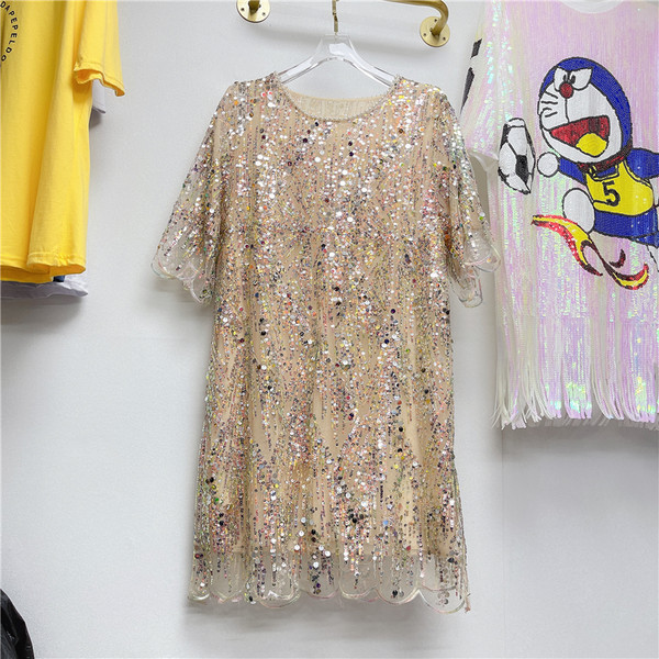 Egyenes modell női ruha ovális nyakkivágással és flitterekkel