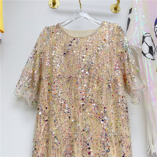 Egyenes modell női ruha ovális nyakkivágással és flitterekkel