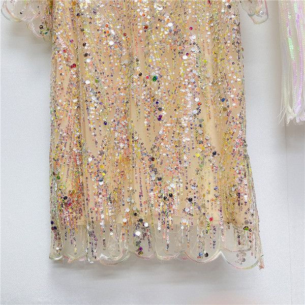 Egyenes modell női ruha ovális nyakkivágással és flitterekkel