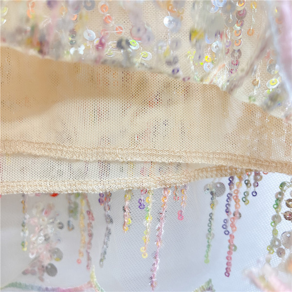 Egyenes modell női ruha ovális nyakkivágással és flitterekkel