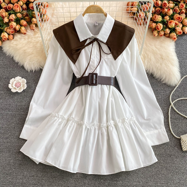 Fehér női ruha nyakkendővel és övvel