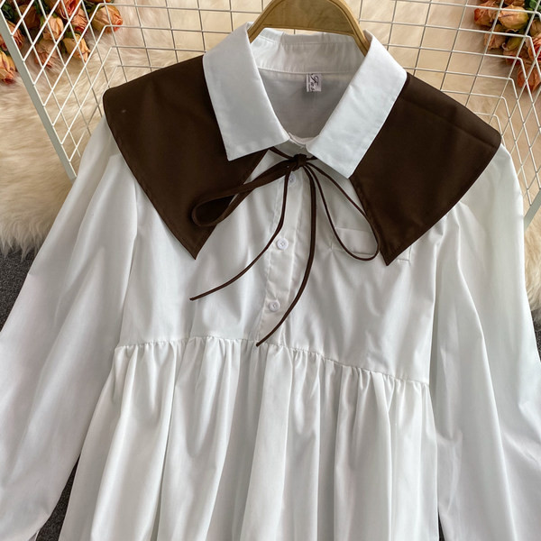 Fehér női ruha nyakkendővel és övvel