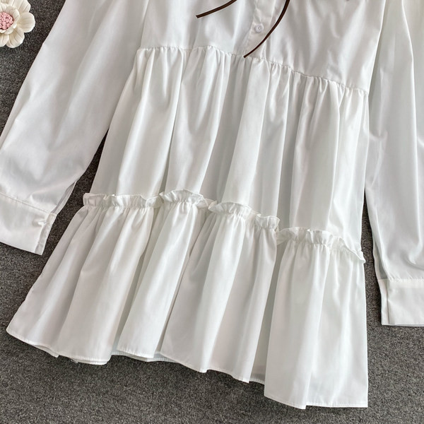 Fehér női ruha nyakkendővel és övvel