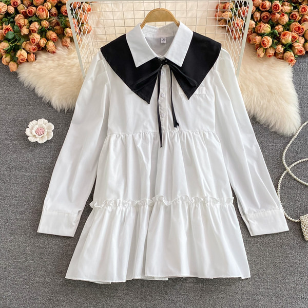 Fehér női ruha nyakkendővel és övvel